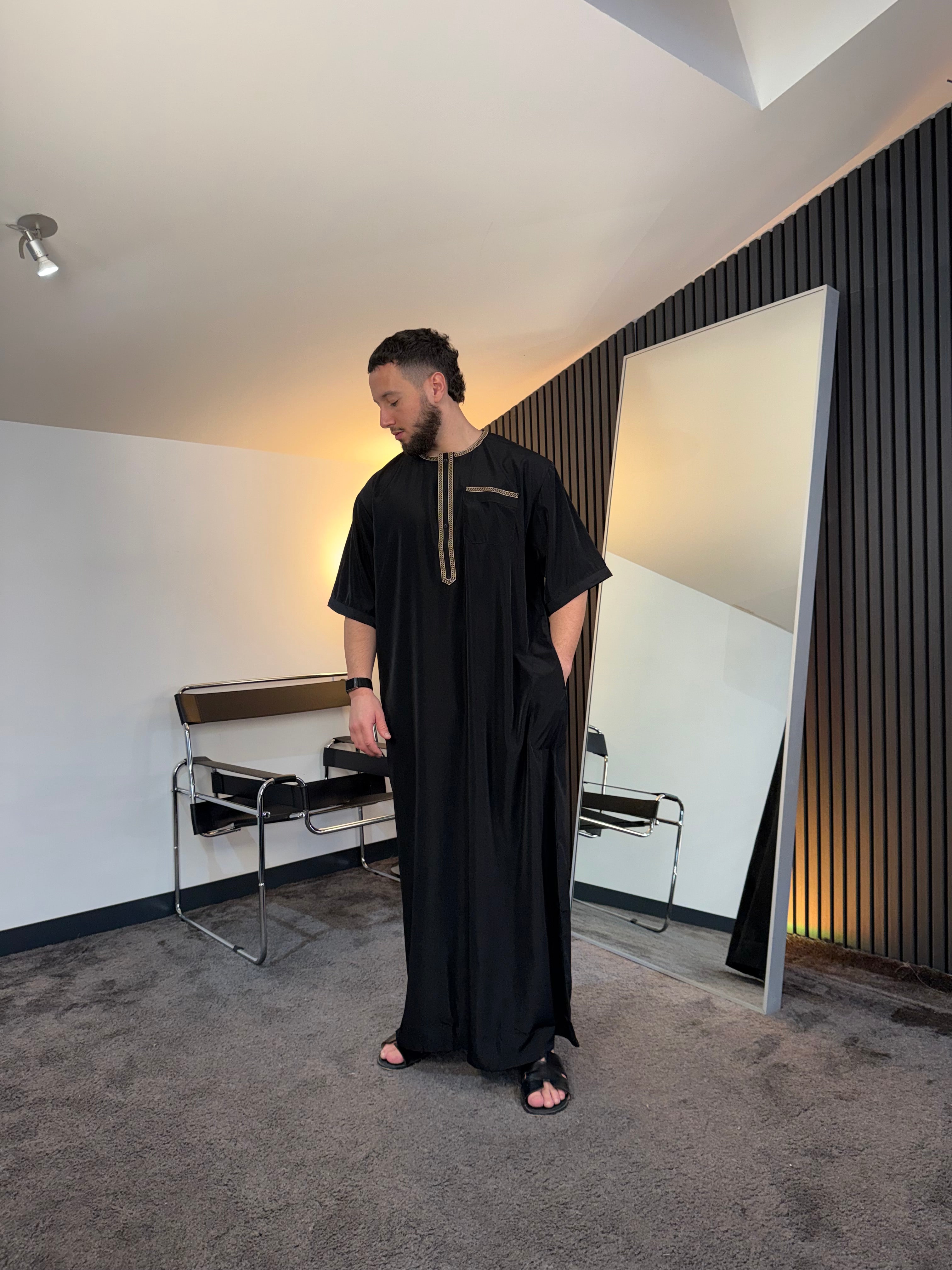 N°6 - QAMIS MANCHES COURTES  NOIR PRESTIGE FINITION BRODÉE HOMME