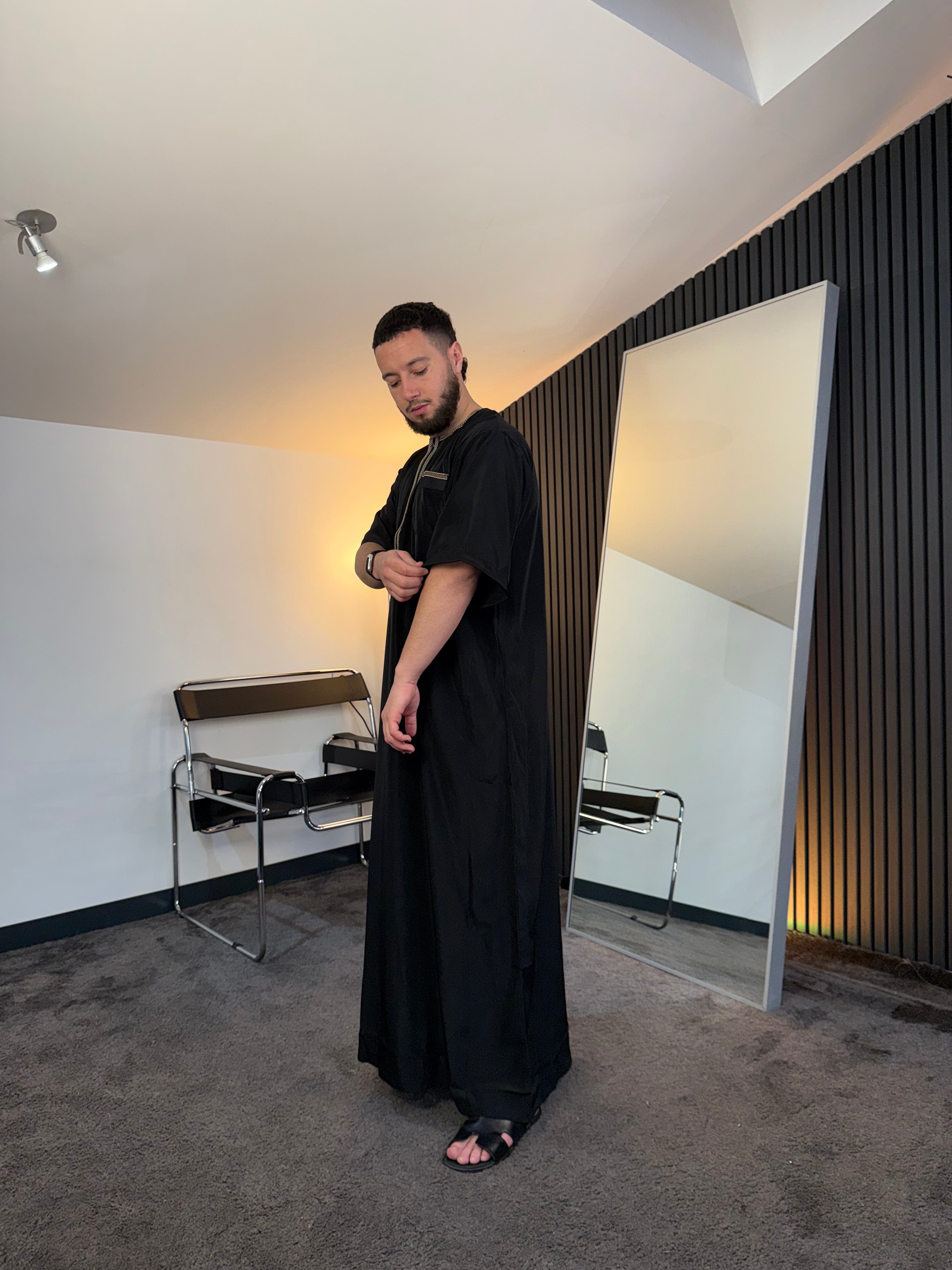 N°6 - QAMIS MANCHES COURTES  NOIR PRESTIGE FINITION BRODÉE HOMME